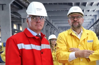 Na snímke zľava generálny riaditeľ Slovalco Milan Veselý a minister hospodárstva SR Richard Sulík (SaS).