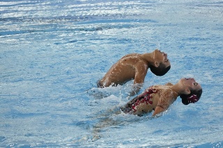 Slováci Jozef a Silvia Solymosyovci počas voľného finále zmiešaných duetov na majstrovstvách Európy v plávaní v Ríme.
