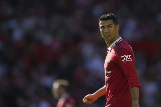 Futbalista Manchestru United Cristiano Ronaldo sa pozerá počas prípravného zápasu Manchester United - Rayo Vallecano na štadióne Old Trafford v Manchestri.