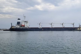 Na snímke nákladná loď Razoni, ktorá sa plaví pod vlajkou Sierry Leone, odchádza z prístavu v Odese na Ukrajine v pondelok 1. augusta 2022.