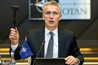 Poľský premiér Mateusz Morawiecki chce diskusiu na pôde NATO, ktorej šéfuje Jens Stoltenberg.