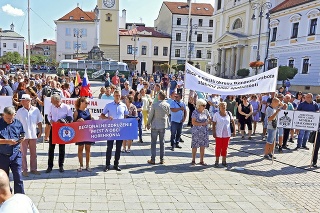 Séria demonštrácií samospráv sa začala v Banskej Bystrici a bude pokračovať.