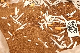 Českí colníci pri dvoch raziách na niekoľkých miestach v Česku objavili tony tabaku.