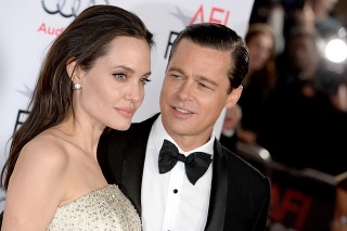Angelina a Brad sa rozvádzajú. 