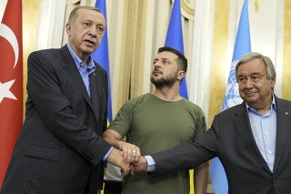 Ukrajinský prezident Volodymyr Zelenskyj (uprostred), generálny tajomník OSN António Guterres (vpravo) a turecký prezident  Recep Tayyip Erdogan (vľavo) si podávajú ruky po stretnutí.