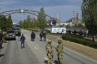 Ruskí vojaci hliadkujú na ceste, ktorá vedie k Záporožskej jadrovej elektrárni (archívne foto).