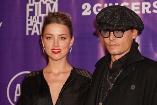 Johnny Depp a Amber Heard sa spoznali pri nakrúcaní filmu Rumový denník (2011). Chodiť spolu začali až neskôr. 