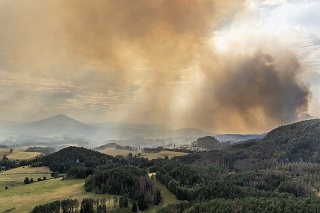 Výhľad z Mariinej vyhliadky pri Jetřichoviciach na požiar v Národnom parku České Švajčiarsko.