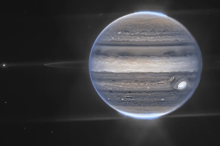 Táto snímka poskytnutá NASA ukazuje zložený obrázok Jupitera vo falošných farbách získaný vesmírnym teleskopom Jamesa Webba 27. júla 2022. Prstence planéty a niektoré z jej malých satelitov sú viditeľné spolu s galaxiami v pozadí.