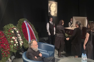 Prokremeľský filozof a ideológ Alexander Dugin (vľavo) sedí počas poslednej rozlúčky so svojou dcérou Dariou Duginovou.