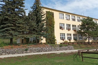 Základná škola v Štiavnických Baniach je otvorená aj počas leta, žiaci ukazujú ľuďom vodné záhrady i vtáky.