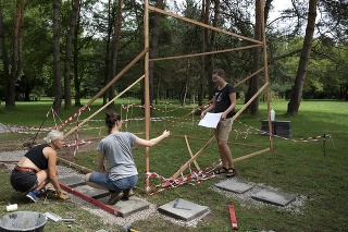 Mladí študenti architektúry v rámci letnej školy pre študentov architektúry a dizajnu vyrábajú atypický drevený mobiliár, ktorý bude umiestnený v mestskom parku v Prievidzi.