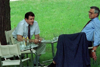 Rokovanie medzi Vladimírom Mečiarom (vľavo) a Václavom Klausom (vpravo) v Brne, 26. augusta 1992.