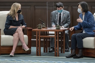 Americká senátorka Blackburnová (vľavo) sa stretla s prezidentkou Taiwanu.