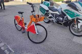 Mladík celý bicykel oblepil oranžovou páskou. 