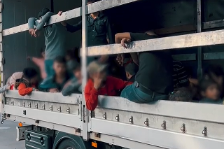  Polícia odhalila v dodávke 43 nelegálnych migrantov zo Sýrie.