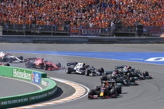 Domáci pretekár Max Verstappen z tímu Red Bull zvíťazil na Veľkej cene Holandska.
