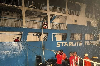 Personál filipínskej pobrežnej stráže a dobrovoľníci zachránili viac ako 80 pasažierov a posádku medziostrovného trajektu, ktorý začal horieť.