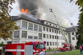 V Prahe v Střešovicích horela 27. augusta 2022 strecha pavilónu Ústrednej vojenskej nemocnice.