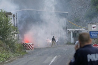 Hraničný priechod Jarinje medzi Kosovom a Srbskom podpálilo asi 200 maskovaných Srbov.