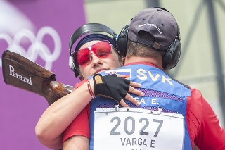 Na snímke slovenskí reprezentanti v streľbe v tímovom mixe - trap, vľavo Zuzana Rehá-Štefečeková a chrbtom Erik Varga počas XXXII. letných olympijských hier v Tokiu.
