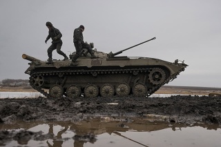 Ukrajinskí vojaci kráčajú na obrnenom bojovom vozidle počas cvičenia v kontrolovanom priestore operácie spoločných síl v Doneckej oblasti na východe Ukrajiny, štvrtok 10. februára 2022.