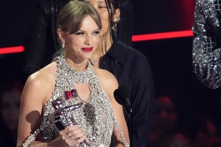 Taylor Swift preberá cenu za video roka za „All Too Well“.