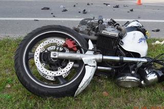 Vodič nedal prednosť motocyklistovi, ten skončil s ťažkými zraneniami.
