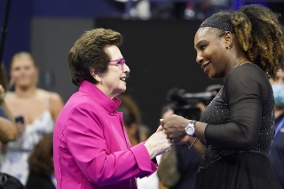 Americká tenistka Serena Williamsová (vpravo) sa rozpráva s legendárnou Billie Jean Kingovou.