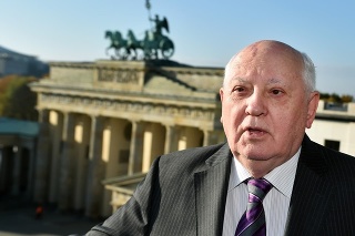 Posledný sovietsky líder Michail Gorbačov pred Brandenburskou bránou v Berlíne.