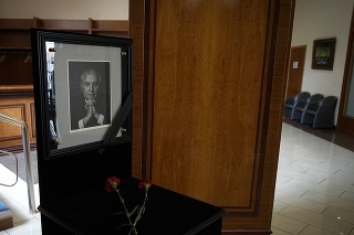 Na snímke portrét bývalého prezidenta ZSSR Michaila Gorbačova a kvety sú položené v jeho nadácii, deň po jeho smrti 31. augusta 2022 v Moskve.