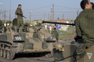 Ruskí vojaci na pásových obrnených vozidlách pred železničným priecestím asi 30 kilometrov od hraníc s Ukrajinou.