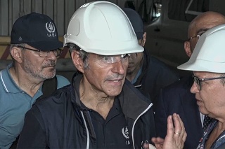 Šéf Medzinárodnej organizácie pre atómovú energiu (MAAE) Rafael Grossi (druhý vľavo) a ďalší členovia MAAE počas návštevy Záporožskej atómovej elektrárni.