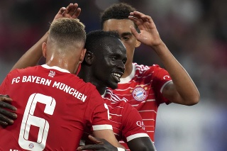 Sadio Mané (uprostred) sa teší so spoluhráčmi po strelení gólu na 2:0 počas zápasu nemeckého Superpohára.
