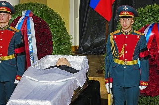 Čestná stráž: Gorbačovovi nedopriali štátny pohreb, čestná stráž však pri jeho rakve nechýbala. 