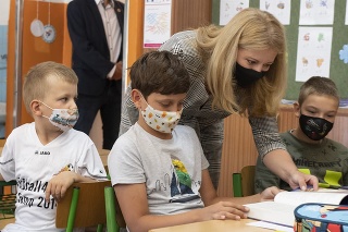 Na snímke prezidentka SR Zuzana Čaputová (druhá vľavo) počas návštevy Letnej školy ZŠ Rohožník.