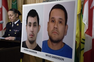 Polícia zverejnila fotografie a popis dvoch podozrivých, ktorými sú 31-ročný Damien Sanderson a 30-ročný Myles Sanderson.