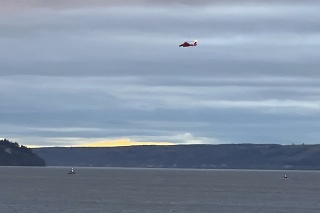 Vrtuľník pobrežnej stráže prehľadáva oblasť, kde sa v nedeľu 4. septembra 2022 zrútil hydroplán. 
