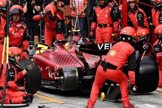 Mechanici Ferrari sa niekoľko sekúnd len bezradne pozerali jeden na druhého.