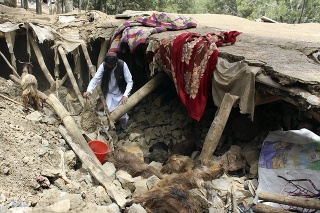 Afganský dedinčan zbiera veci spod trosiek svojho zničeného domu po zemetrasení v afganskej provincii Khost na juhozápade Afganistanu 22. júna 2022.