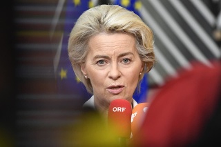 Ursula von der Leyenová, predsedníčka Európskej komisie, hovorí pre médiá pred mimoriadnym stretnutím lídrov EÚ s cieľom diskutovať o Ukrajine, energetike a potravinovej bezpečnosti v budove Europa v Bruseli v pondelok 30. mája 2022.