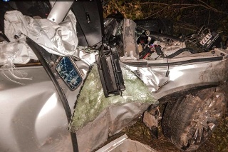 Pri zrážke dvoch áut zahynul mladý šofér.