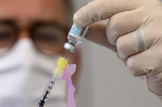 Lekár naťahuje z ampulky do injekčnej striekačky vakcínu proti ochoreniu opičích kiahní (ilustračné foto).
