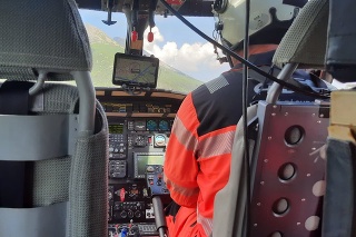 Z heliportu v Starom Smokovci boli na palubu vrtuľníka vyzdvihnutí dvaja záchranári HZS a spoločne smerovali žene na pomoc.
