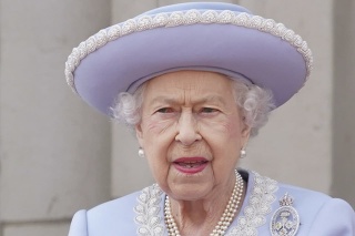 Kráľovná Alžbeta II. na balkóne Buckinghamského paláca.