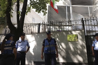 Polícia po vyhostení diplomatov násilím vnikla na iránsku ambasádu.
