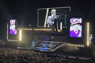 Sir Elton John vzdal na koncerte hold britskej kráľovnej Alžbete II.