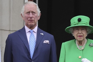 Princ Charles a kráľovná Alžbeta II.