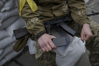 Ukrajinskí vojaci strážia kontrolný bod na hlavnej ceste v Kyjeve.