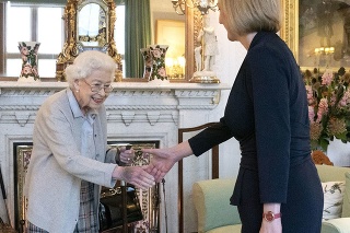 Kráľovná Alžbeta II. v utorok poverila zostavením britskej vlády novozvolenú predsedníčku Konzervatívnej strany Liz Trussovú. 